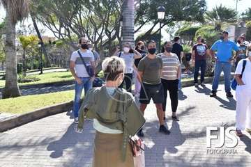 Protesta de los trabajadores del Paco Artiles y encuentro al aire libre con el alcalde en Arnao/TA.